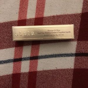 STILA
Shimmer & Glow Liquid Eyeshadow